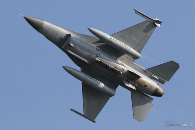 General Dynamics F-16 Fighting Falcon (401)