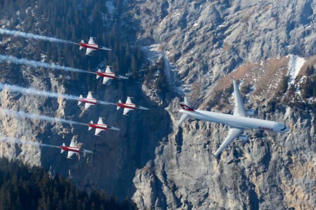  Airbus A321-212 & Northrop F-5 